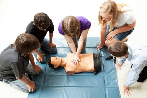 1565697331-children-learning-first-aid